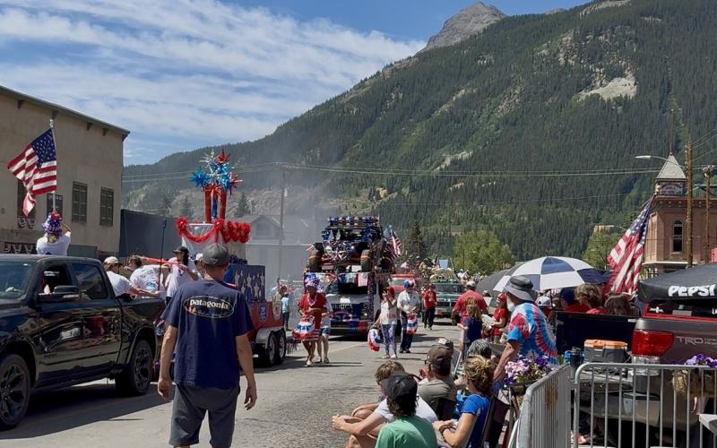 (LEFT) photo by DeAnne Gallegos Crowds lined Greene St and Blair St during the 4th of July parade