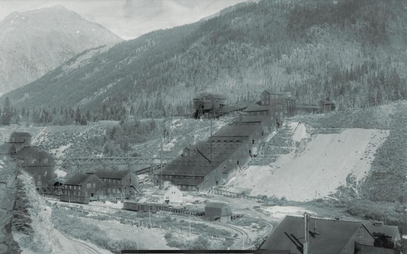 The Silver Lake Mill on the Animas River near Arastra Gulch prior to the fire of 1906. The Silverton Northern Rail-road spur tracks can be seen in the foreground. Photo: San Juan Historical Society