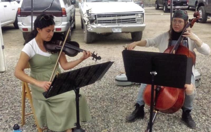 Rebekah Soued-Weaver and Ash Hershey playing at the farmers market. Photo by Myste French