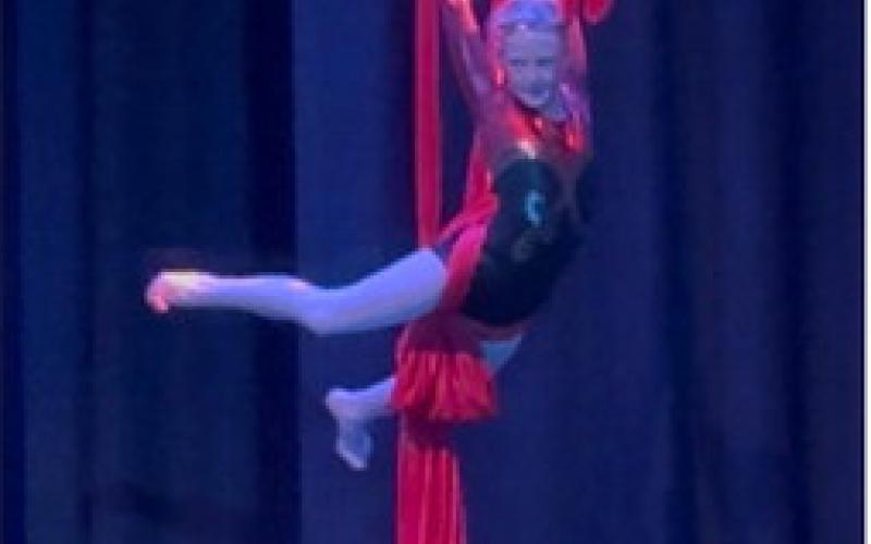 Photo by Anne Izard Alida Mead performing on silks in Weehawken’s Polar Express