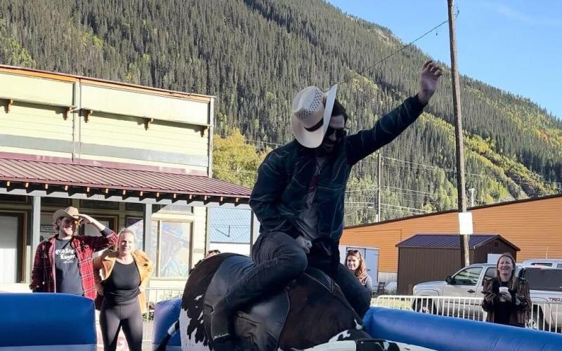 Cowboy looses his hat on Chaco the bull.