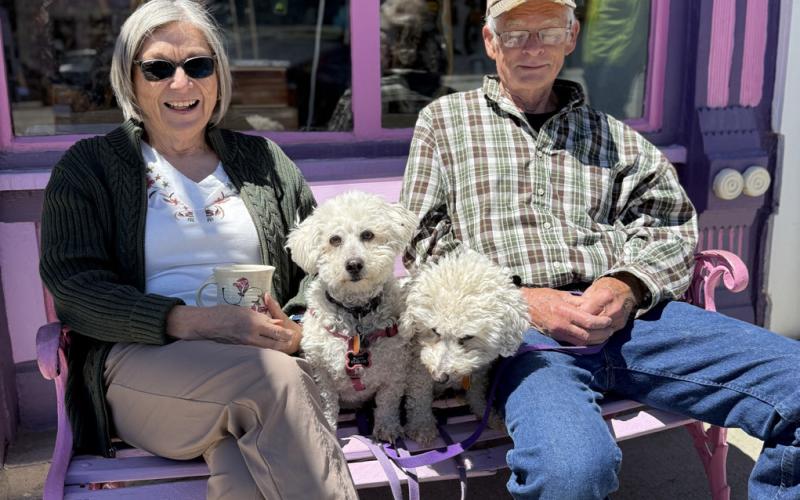 Bob and Pricilla Tell enjoyed the sunshine downtown Saturday photo by DeAnne Gallegos