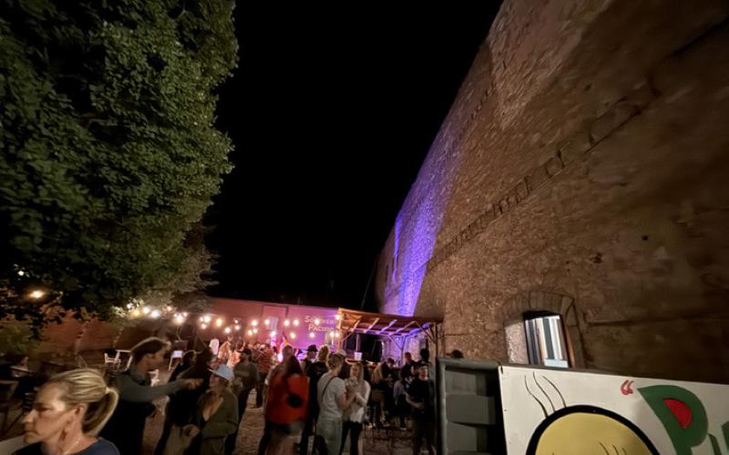 Photo by DeAnne Gallegos Wyman Courtyard was full of Silverton Locals last Thursday enjoying a Thai Food Pop-up and live music by Silverton’s local band Putty-Tat.