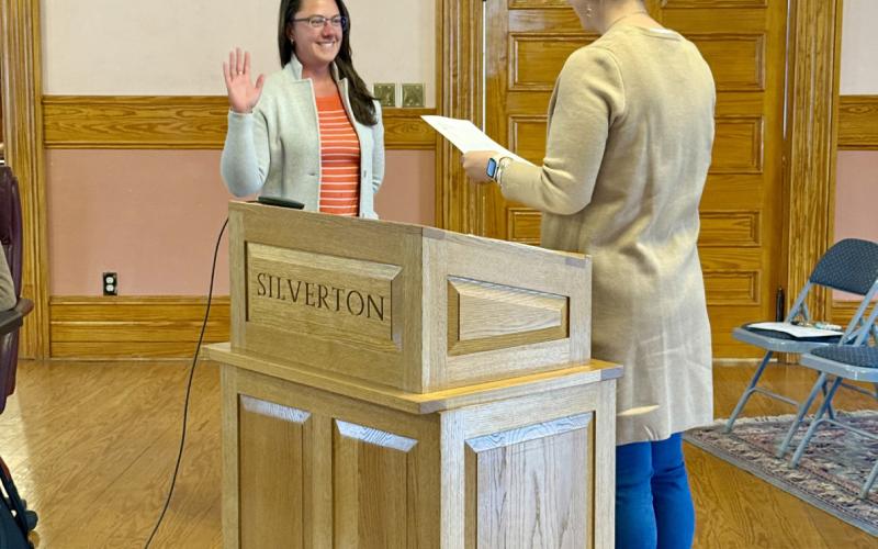 Photo by DeAnne Gallegos Newly appointed Town of Silverton Trustee Lindsey Halvorson was sworn into office by San Juan County Judge Kelly Tompkins Monday April 13,2026