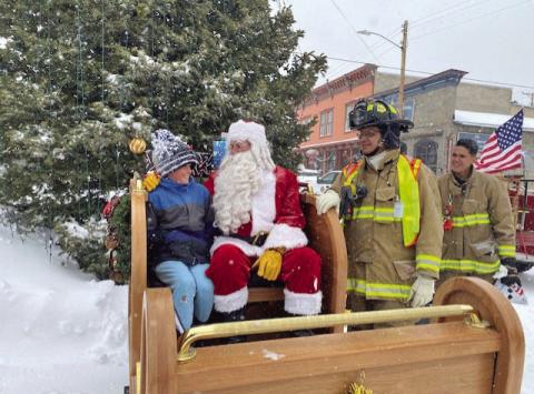 Liam Joyce with Santa on Chirstmas Eve 2021 Photo by Visit Silverton