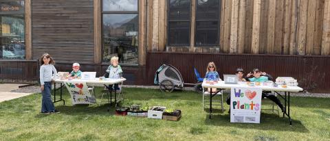 Local kids selling their handmade wares in Anesi Park Photo by Sterling Blankenship