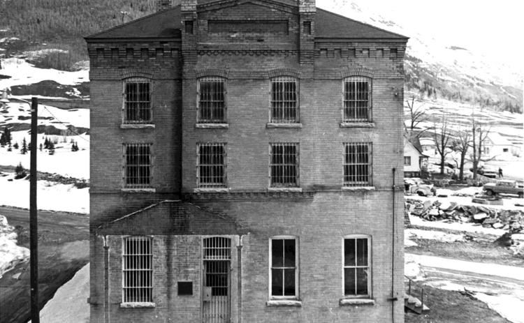 Fifteen years after opening as a museum, the 1902 jail suffered a major setback when the heavy snows of the 1978- 79 winter collapsed the roof of the building, forcing temporary museum relocation itoa house on Greene Street while repairs were made. This 1981 picture shows the new roof on what appears to be a neglected building. The facing porch on the southwest side had been destroyed in an unfortunate collision with a motor vehicle.