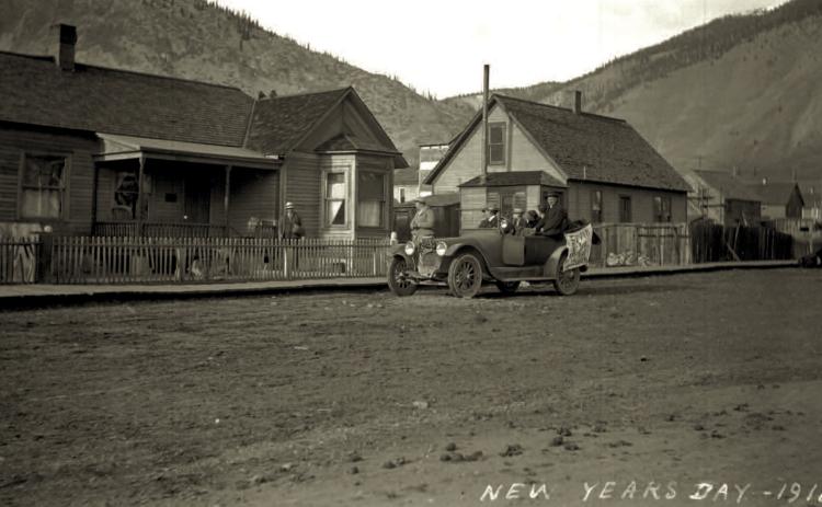 The Dyson family’s buick on New Year’s Day 1918, with the top down. A banner on the side mentions an event at the Star Theatre. The Dysons lived at 1447 Reese Street. New reports from the time say the town had to sprinkle the streets around Christmas time to keep the dust down Photo courtesy of San Juan County Historical Society