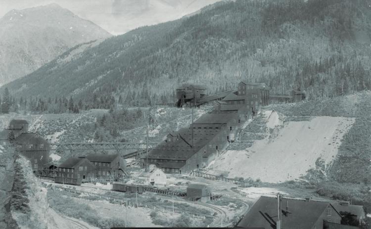 The Silver Lake Mill on the Animas River near Arastra Gulch prior to the fire of 1906. The Silverton Northern Rail-road spur tracks can be seen in the foreground. Photo: San Juan Historical Society