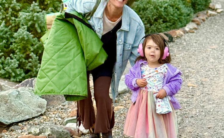 Katie Shapiro and her daughter Reya at the Summer Sounds concert photo by DeAnne Gallegos