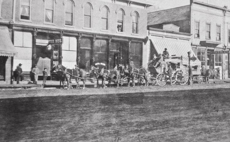 STAGECOACH AT THE GRAND, 1906